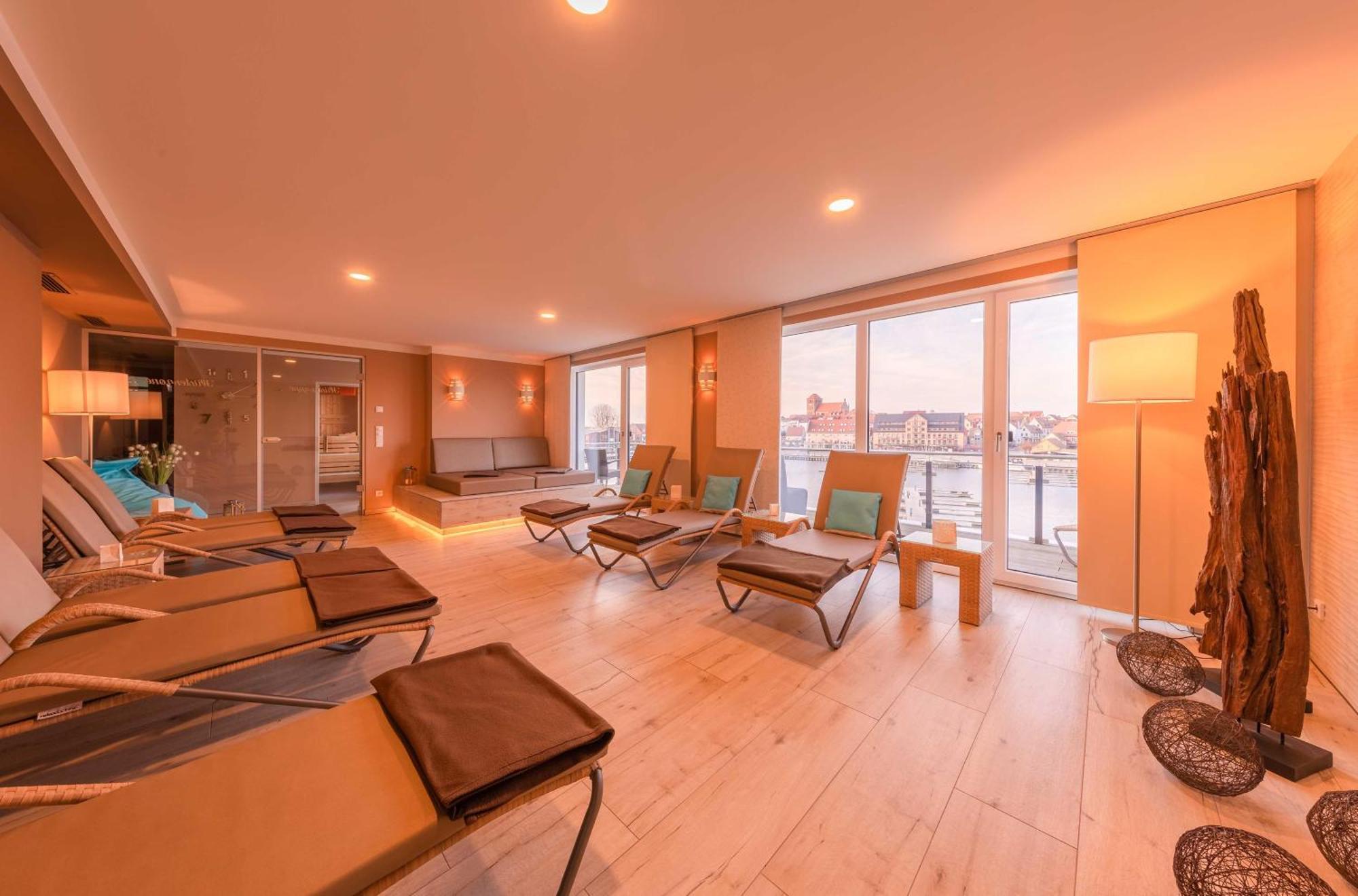 Mueritz Utkiek - Apartment Mit Seeblick & Balkon In Der Hafenresidenz Waren  Kültér fotó