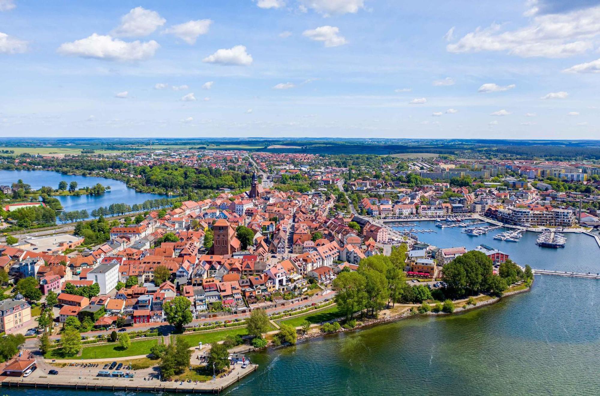 Mueritz Utkiek - Apartment Mit Seeblick & Balkon In Der Hafenresidenz Waren  Kültér fotó