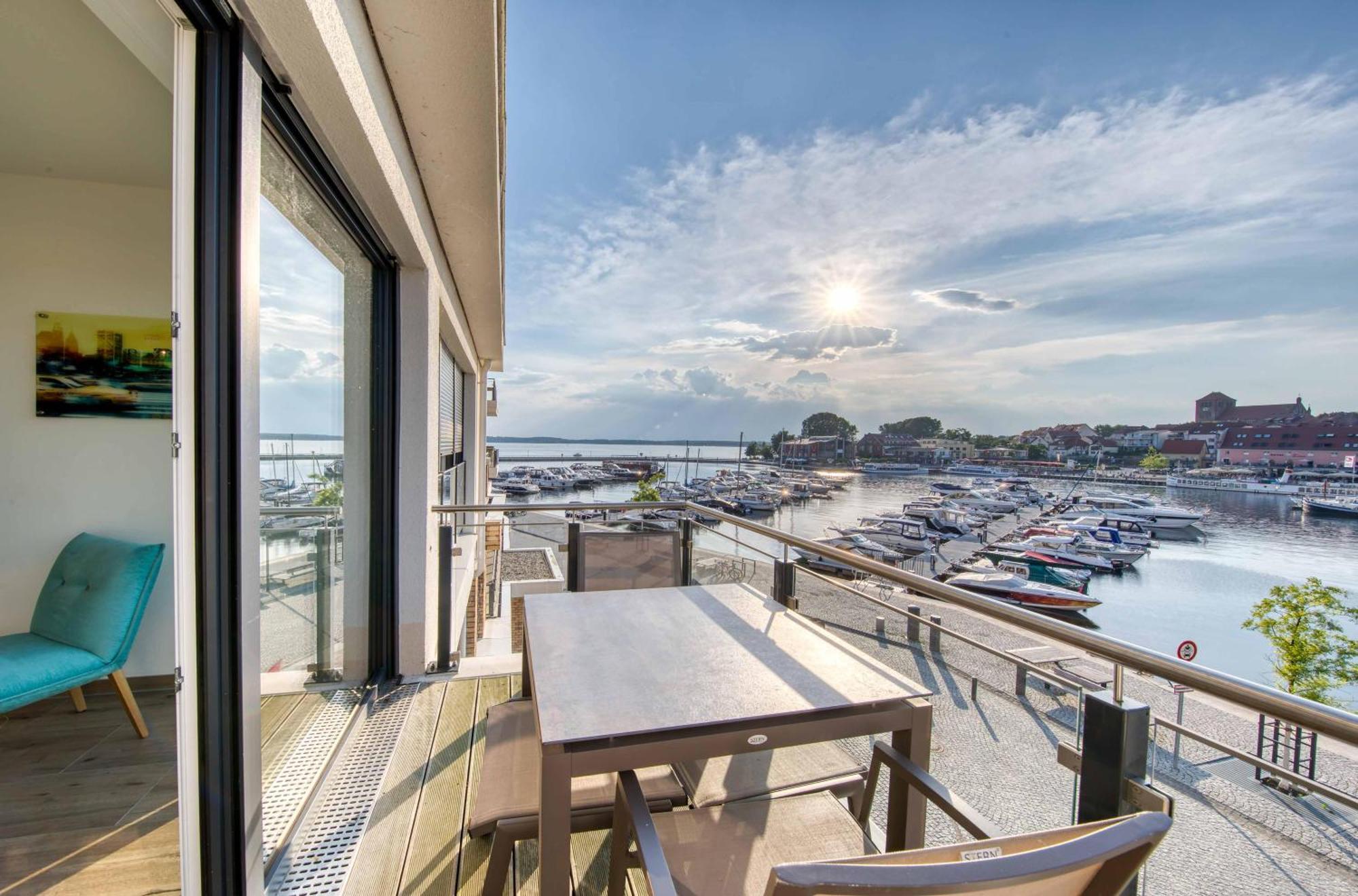 Mueritz Utkiek - Apartment Mit Seeblick & Balkon In Der Hafenresidenz Waren  Kültér fotó